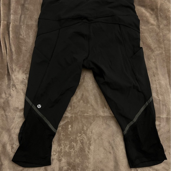 Extra crop lululemon leggings - Picture 3 of 3
